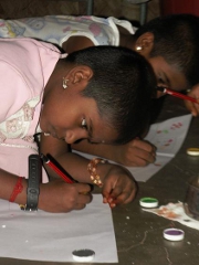 Kinder malen Szenen aus einem Tamil-Märchen