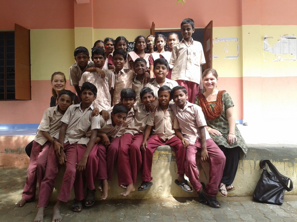 Unsere Freiwilligen Anouk (links) und Sophia mit Schülern der Panchayat Union Middle School in Shenbakkam.